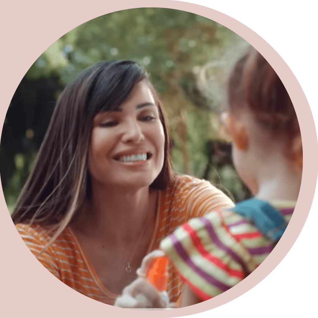 A atriz Luma Vidal contracena com Gloria Vidal em comercial da Unicharm