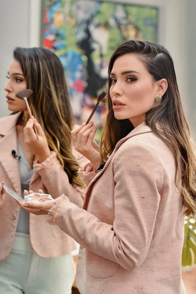 Luma Vidal, no camarim do Master Chef, fazendo maquiagem